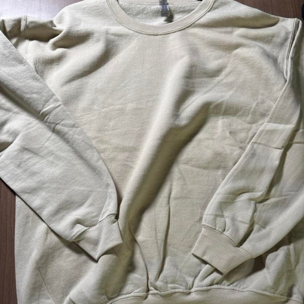 Gildan cream cotton & polyester crewneck sweatshirt in a S